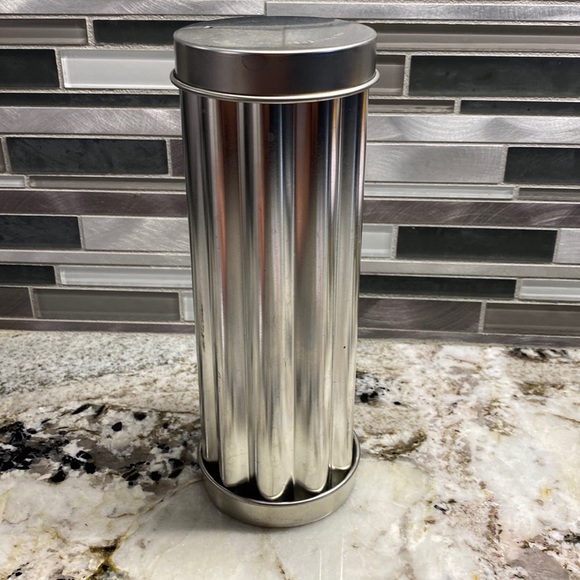 Pampered Chef Sandwich Cutter - Picture 1 of 6